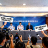 体育新闻发布厅内记者采访的现场画面